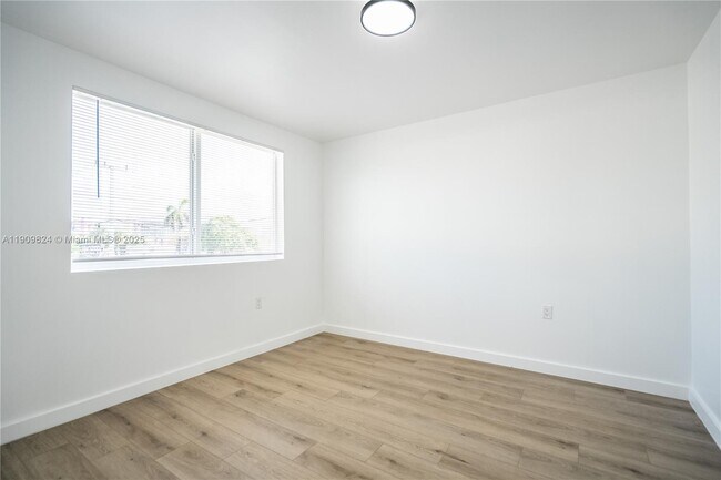 Building Photo - 1955 NW 2nd Ct