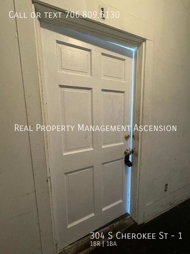 Building Photo - 304 S Cherokee St