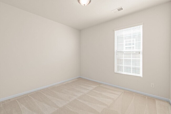 Building Photo - 3 Bedroom Home in Belmont!