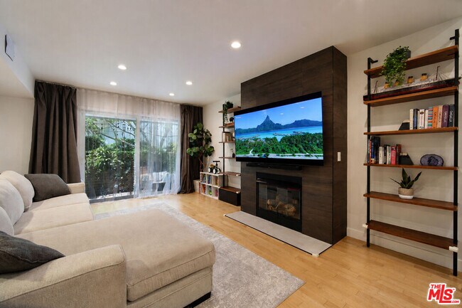 Building Photo - 4733 La Villa Marina