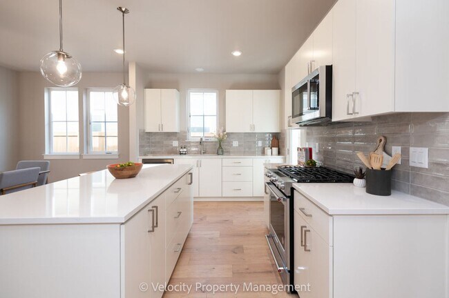Building Photo - Brand New SE Bend Home!