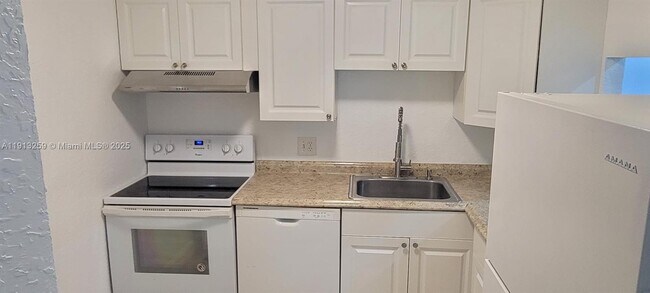 Building Photo - 7320 NW 85th Ct