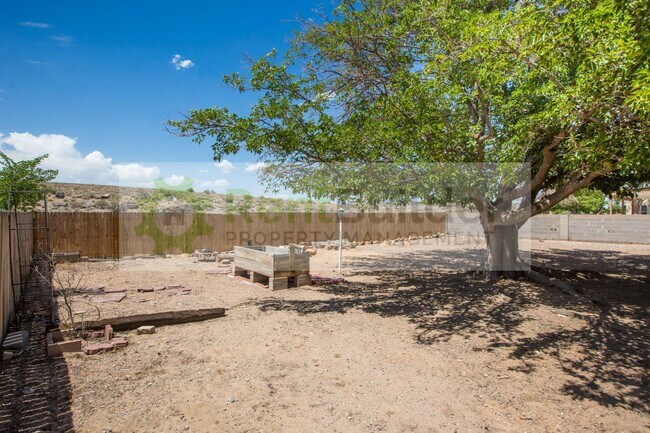 Building Photo - 10101 La Paz Dr