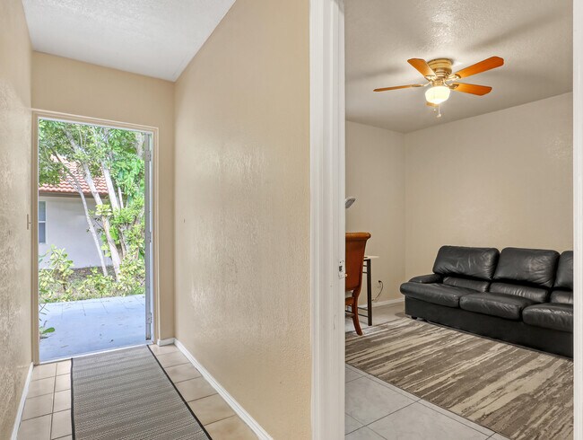 Building Photo - 1950 Wisteria St