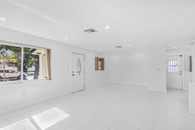 Building Photo - 2901 SW 92nd Ave