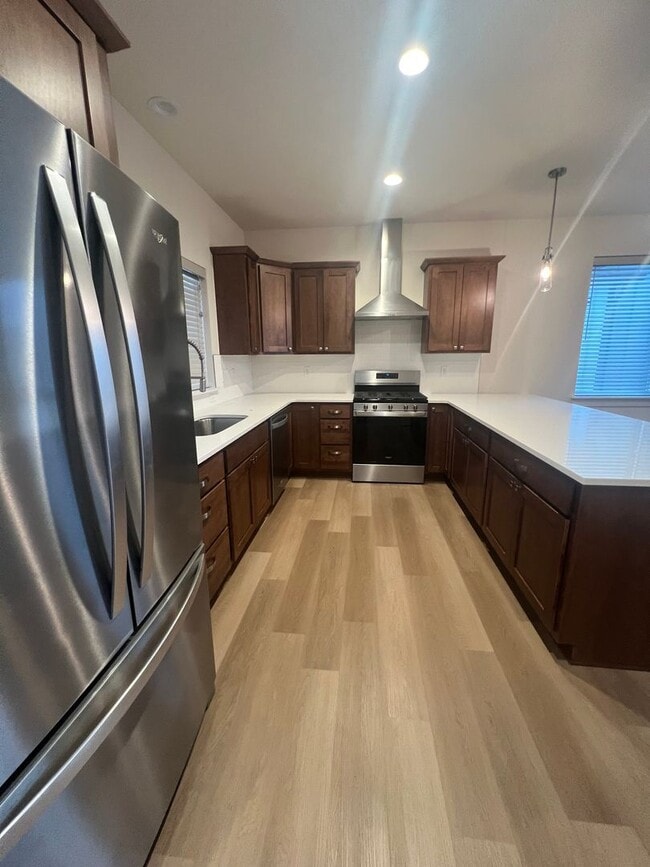 Building Photo - Amazing Newer 3 Bed 2.5 Bath Unit