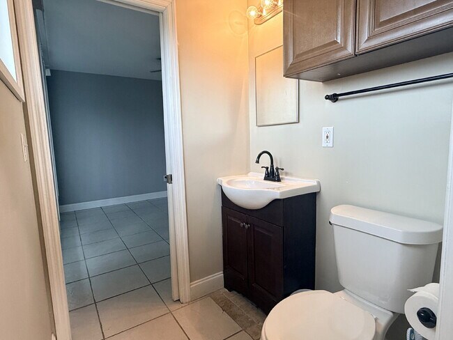 Building Photo - "Charming 2-Bedroom Oasis in South Gulf Cove with Modern Comforts!"