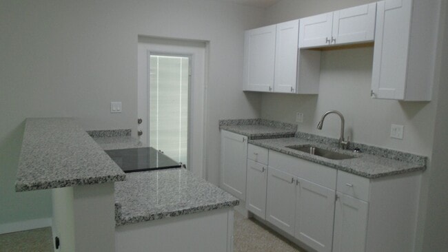 Building Photo - Charming Duplex nestled in the Heart of Wi...
