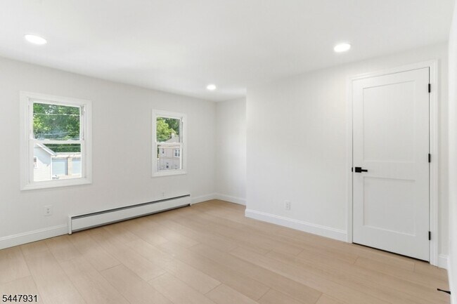 Building Photo - 475 Burnside St