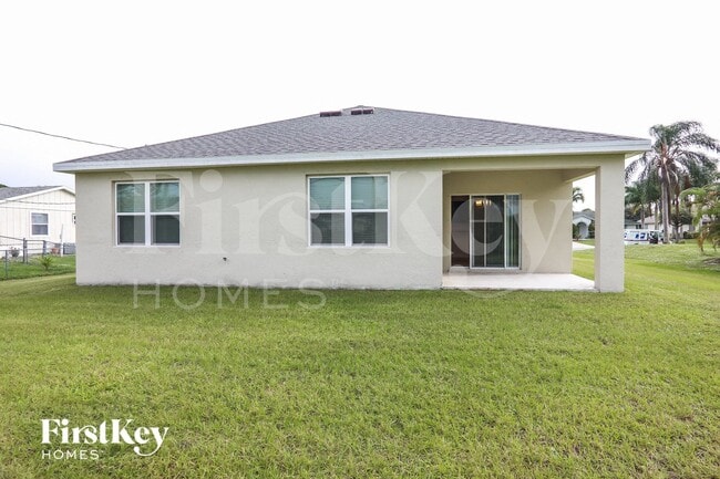 Building Photo - 1053 SW Canary Terrace