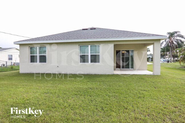 Building Photo - 1053 SW Canary Terrace