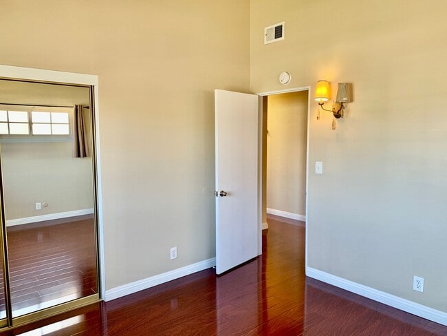 Building Photo - Charming Single Story Home