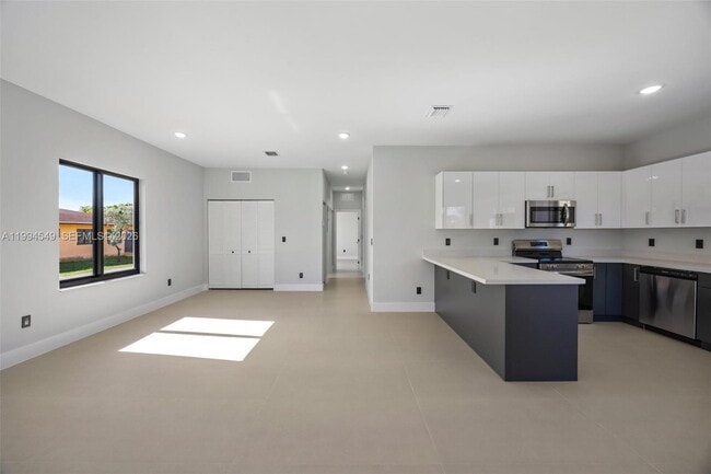 Building Photo - 601 NW 3rd Ave