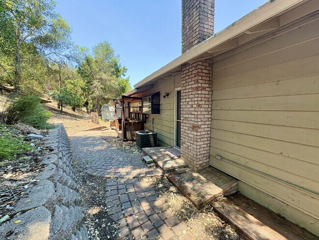 Building Photo - Charming 4-Bed by the Lake in Morgan Hill