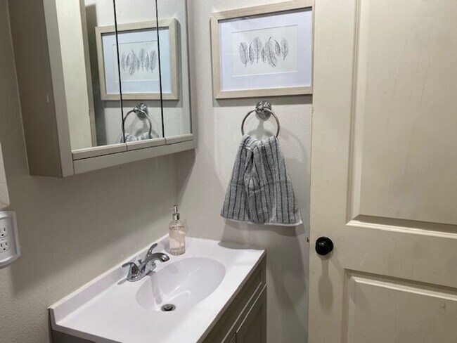 Building Photo - Kings Drive