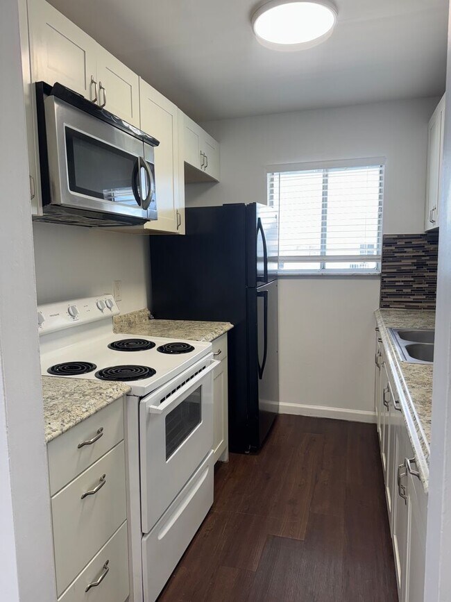 Building Photo - Top Floor 2 BR - Private Balcony + Garage ...