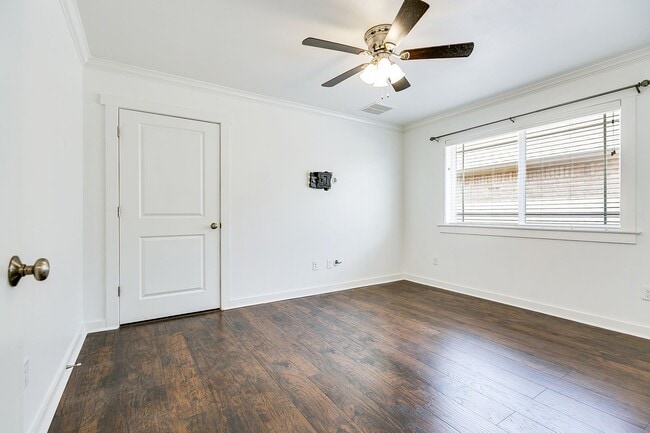 Building Photo - 5918 Southampton Pl