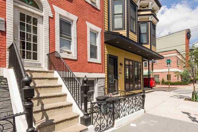 Building Photo - 532 Adams St