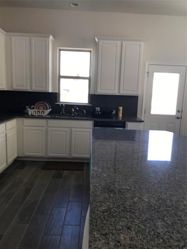 Building Photo - 2105 Town Centre Dr