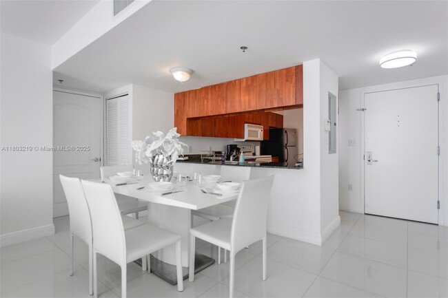 Building Photo - 1200 Brickell Bay Dr