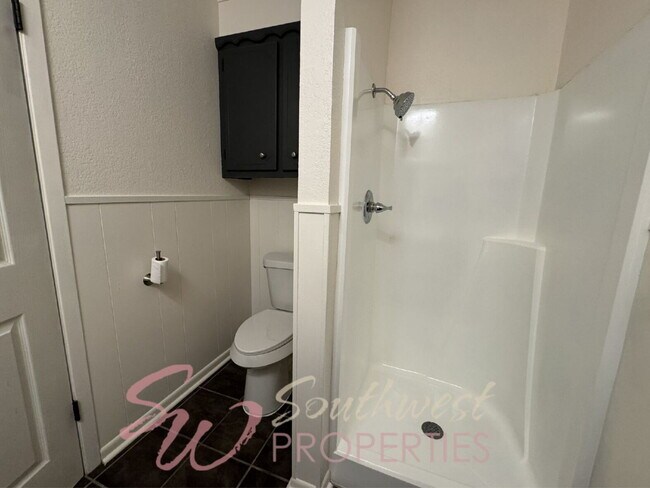 Building Photo - Lovely 3 bedroom 2 bath in desirable neighborhood