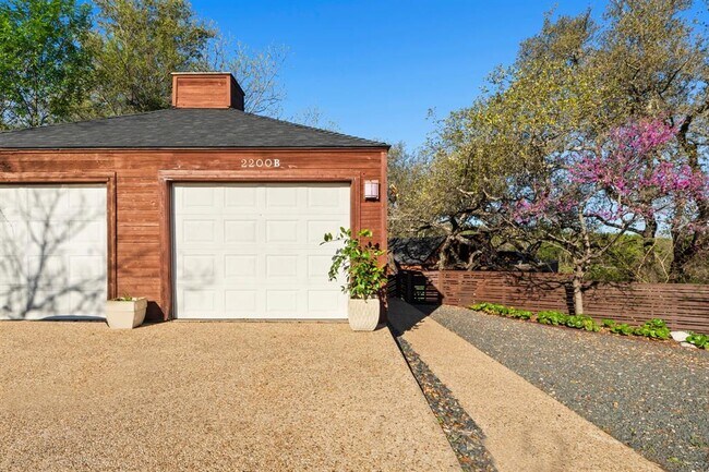 Building Photo - 2200 Homedale Dr