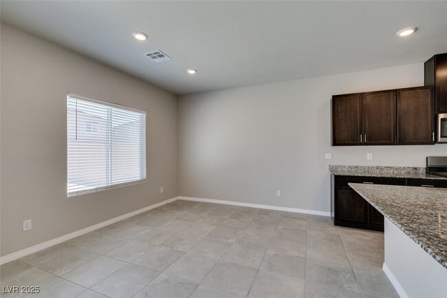 Building Photo - 945 Willow Berry Ave