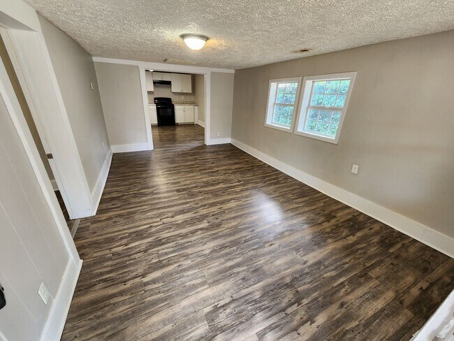 Building Photo - 826 N Weaver Ave