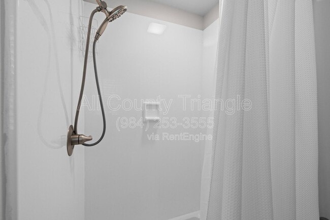 Building Photo - 5105 Pine Dr