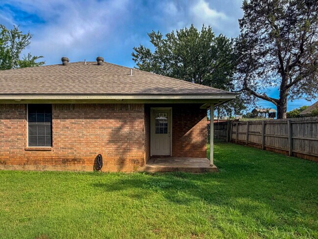 Building Photo - 3 Bedroom, 2 Bath Home in Cleburne, TX!