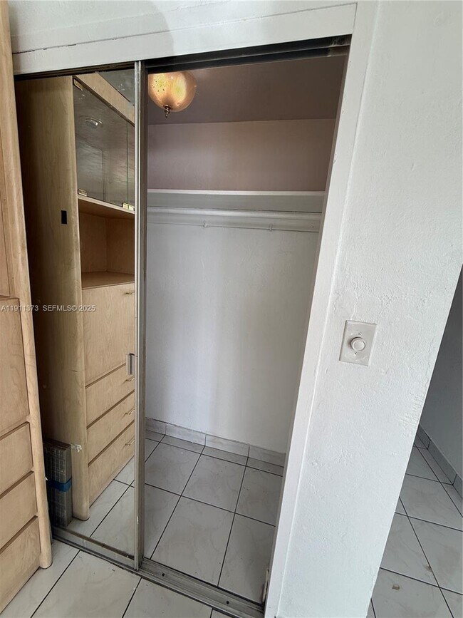 Building Photo - 6484 Indian Creek Dr