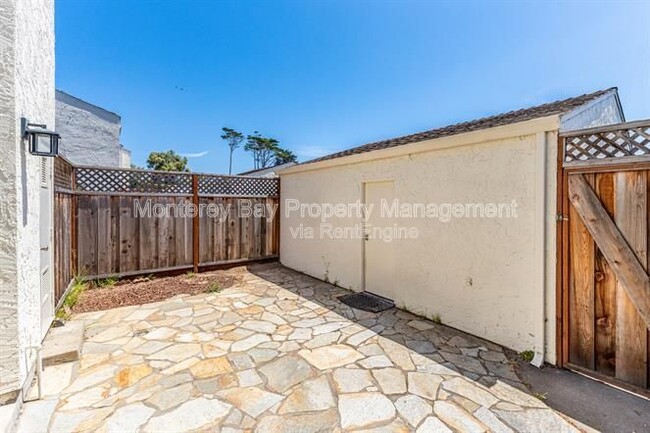 Building Photo - 3137 Seacrest Ave
