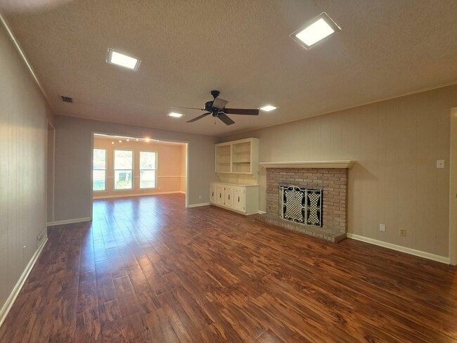 Building Photo - 1404 Woodbridge Dr