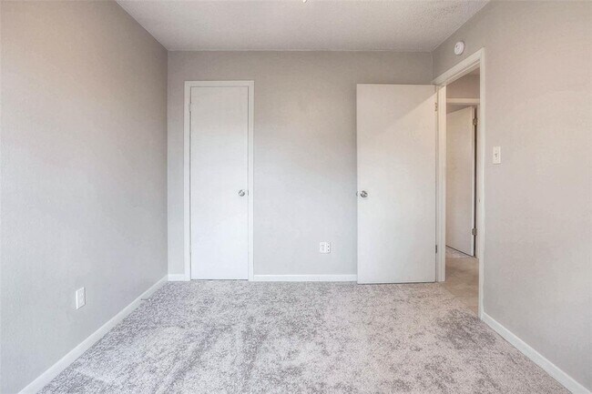 Building Photo - 3011 Sand Dr
