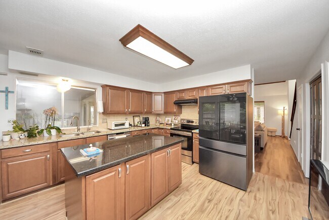 Building Photo - 18 N Deerfoot Cir