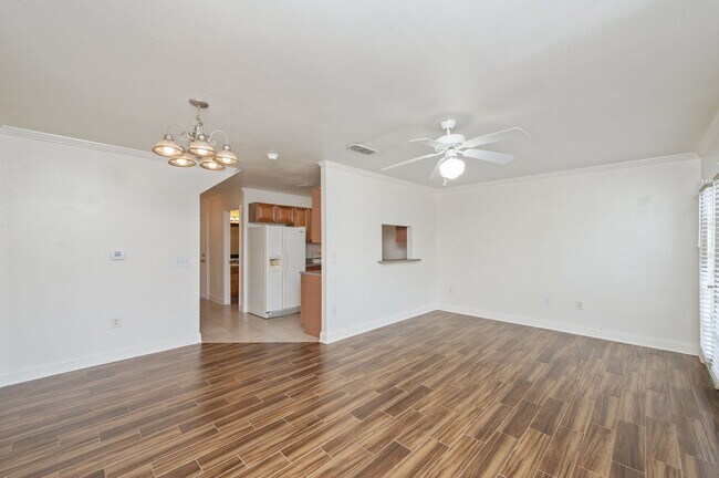 Building Photo - 2 Bedroom Townhouse in Crestview!
