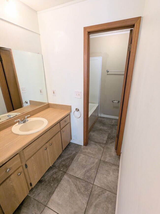 Building Photo - Port Orange 2 bedroom, 2 bathroom, pool and tennis courts