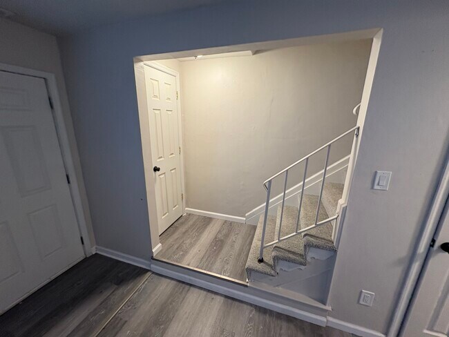 Building Photo - 813 S Grosvenor Ct