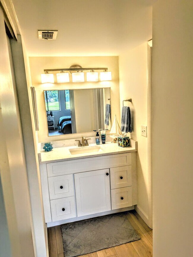 Building Photo - SEASONAL/SHORT TERM TURNKEY condo