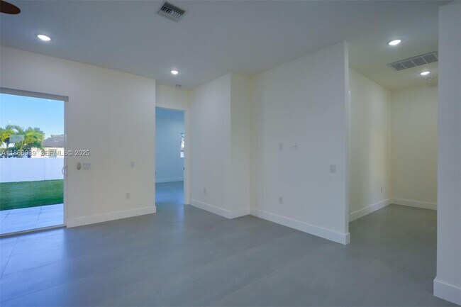 Building Photo - 5 SW 26th Pl