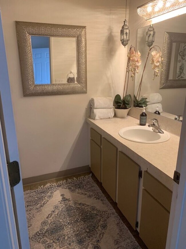 Building Photo - WELL MAINTAINED 2 BR, 2 BA TOWNHOME BY VAN MALL AREA!