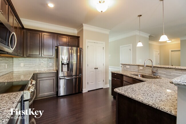 Building Photo - 2207 Talon Dr