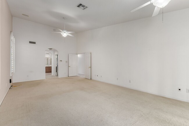 Building Photo - Long term rental in Oakwood with private pool