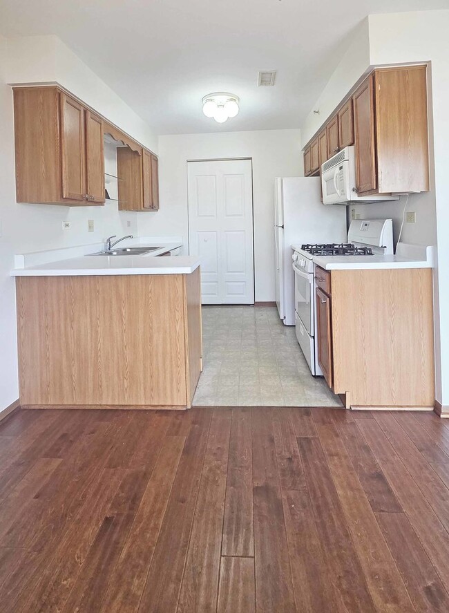 Building Photo - 614 E Whispering Oaks Ct