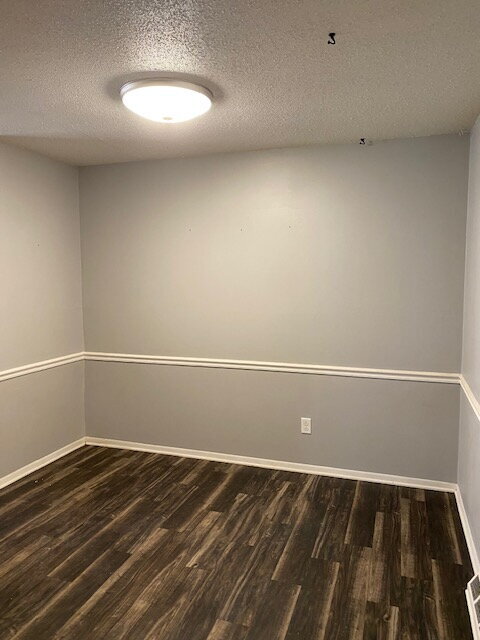 Building Photo - "Charming 2-Bed Townhome (multiplex buildi...
