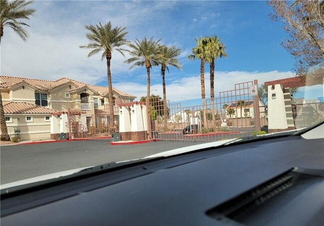 Building Photo - Gated Community Condo, 2 bedroom, 2 bathroom 2 car garage