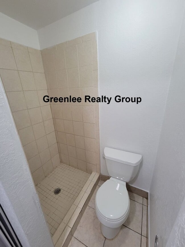 Building Photo - Spacious 3BR with bonus room and fenced yard just minutes from Tarpon Springs