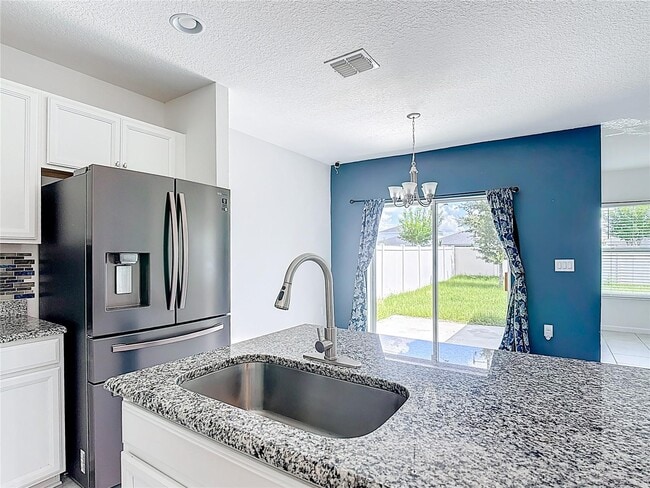 Building Photo - 450 Taft Dr