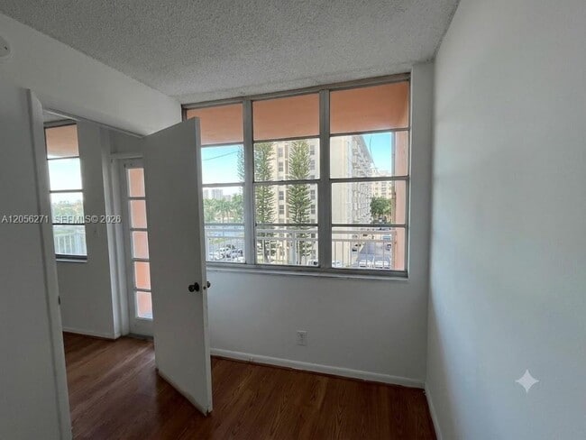 Building Photo - 2025 NE 164th St