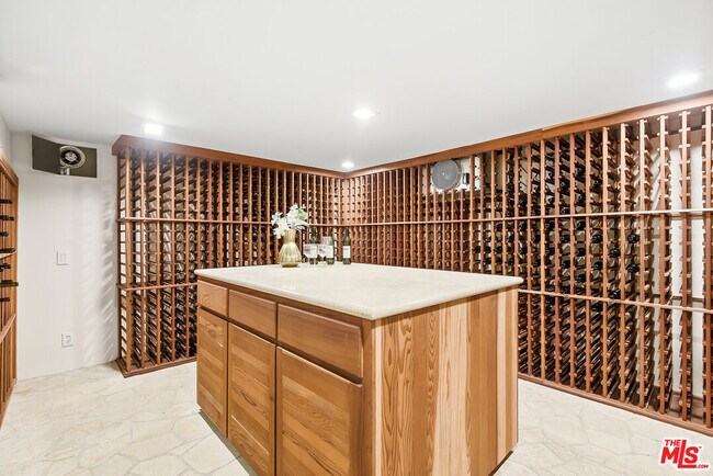 Building Photo - 407 Robert Ln